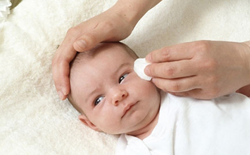 Mắt trẻ sơ sinh thường hay bị ghèn khiến không ít các bậc làm cha mẹ phải lo lắng
