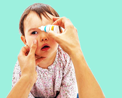 Tuyệt đối không sử dụng thuốc nhỏ mắt cho trẻ khi chưa hỏi ý kiến bác sĩ 