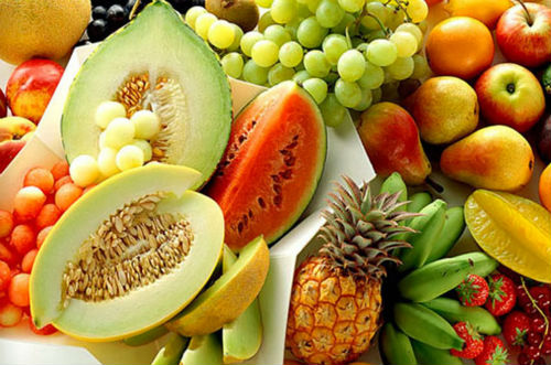Mẹ nên cho con ăn hoa quả vào các bữa phụ trong ngày