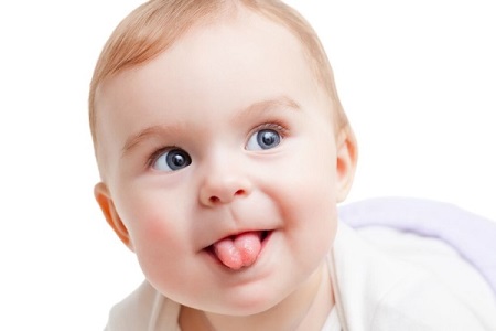 Con được nuôi bằng sữa mẹ sẽ phát triển tốt về trí não và thế chất hơn 