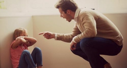 Dạy con bằng đòn roi thể hiện sự bất lực trong việc dạy con