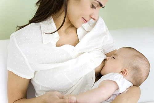 Nên nuôi con bằng sữa mẹ hoàn toàn trong 6 tháng đầu