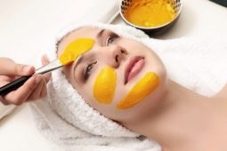 Đắp mặt tinh bột nghệ điều trị da nhờn, thu nhỏ lỗ chân lông