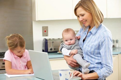 Cần cân đối thời gian chăm con và chăm sóc bản thân