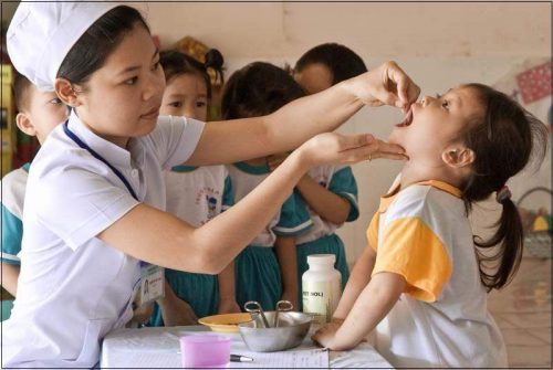 Sau khi sơ cứu cần cho con tới bệnh viện càng sớm càng tốt