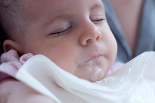 Trẻ bị trớ là do hệ tiêu hóa của con chưa hoàn thiện