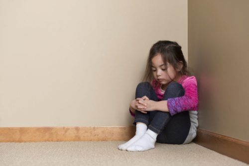 Cha mẹ có thể áp dụng phạt con bằng cách cho con ngồi một chỗ