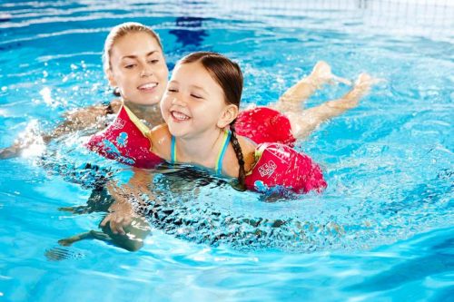 Cha mẹ cần cho con học bơi để con cứu lấy mình