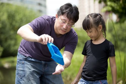 Cha mẹ nên làm bạn cùng con trong cuộc sống