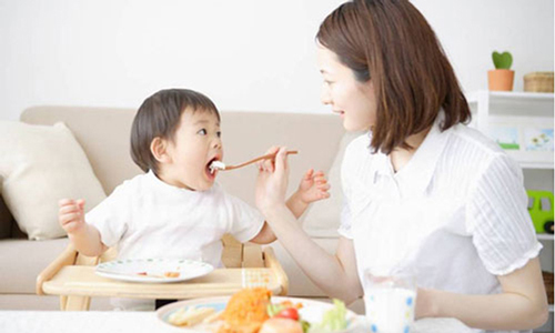 Để nuôi con khỏe mạnh cha mẹ cần biết lúc nào nên cho con ăn dặm