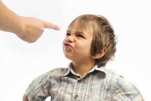 Tính ương bướng của trẻ khiến cha mẹ phải “khổ sở”