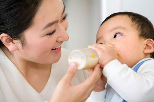 Khui pha sữa công thức cho con mẹ cần tránh những điều tối kỵ