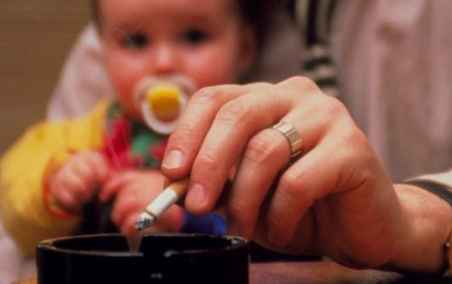 Mùi thuốc lá có thể làm trẻ mắc các bệnh về phổi