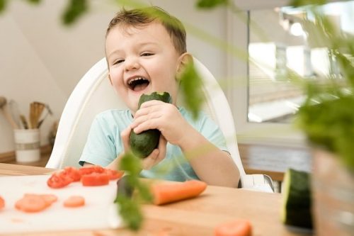 Trong chế độ ăn của con cần bổ dung đầy đủ lượng rau xanh