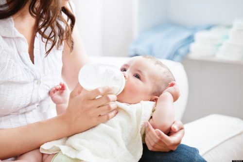 Nếu bé mà không dùng hết số sữa bú trong một lầm mẹ nên bỏ đi