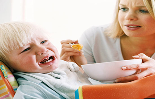 Trẻ bị tay chân miệng nên và không nên ăn gì?