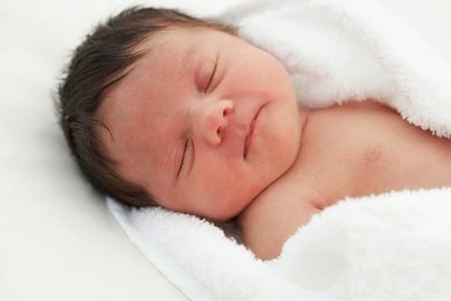 Trong giai đoạn mới sinh mẹ nên chỉ nên cho con bú sữa mẹ