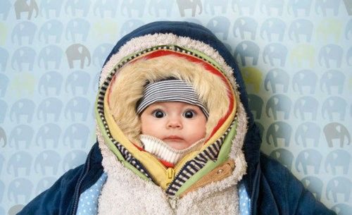 Việc giữ ấm cho trẻ quá mức có thể khiến con dễ mắc bệnh hơn