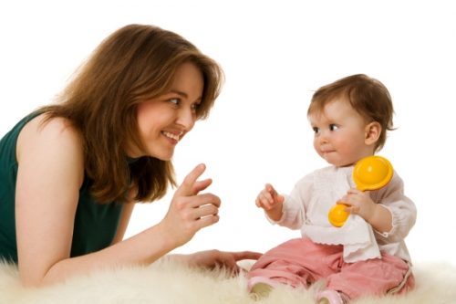 một trong những cách để con phát triển trí thông minh đó là cha mẹ cần thường xuyên trò chuyện cùng con