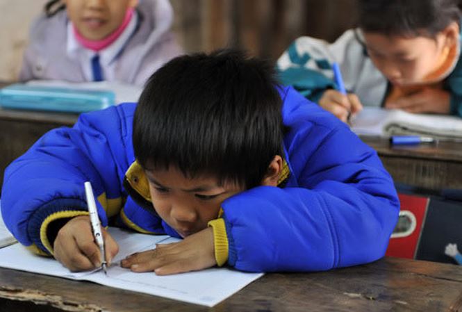 Ngồi học sai tư thế ảnh hưởng tới sự phát triển của trẻ