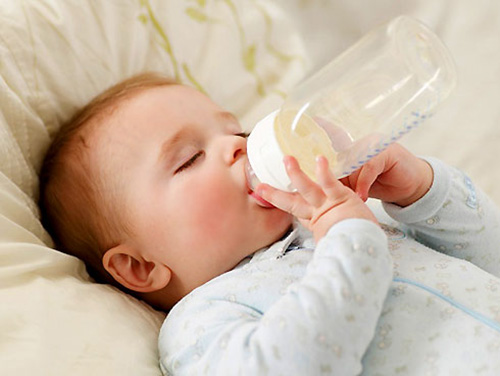 Cha mẹ cần thay đổi thói quen để con vừa ngủ vừa bú bình