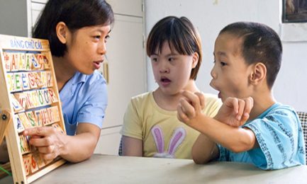 Cách chăm sóc và giáo dục trẻ bị bệnh down