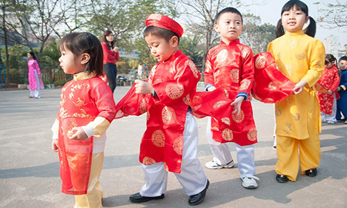 Lựa chọn quần áo tết cho bé gái