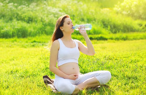 Nước khoáng giúp bổ sung nước ối cho mẹ bầu