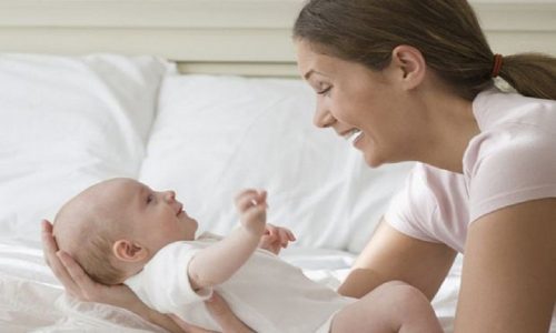 Cha mẹ không nên bế trẻ quá sớm vì có thể gây ảnh hướng tới sự phát triển của con