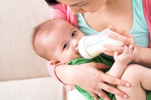 Mẹ cần pha sữa cho con đúng cách để dảm bảo lượng chất dinh dưỡng