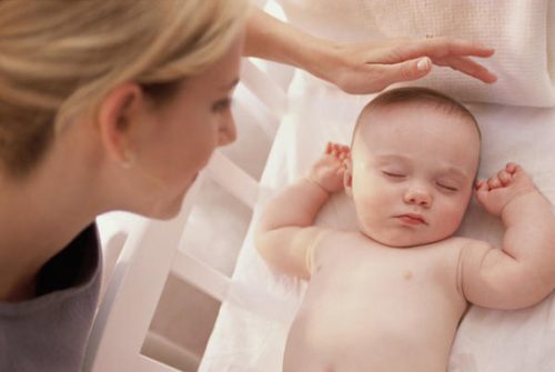 Đối với những trẻ bị mồ hôi trộm mẹ cần biết cách chăm con