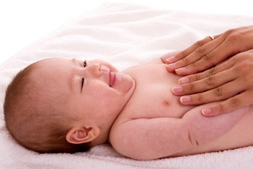 mẹ lưu ý lúc massage cần nhẹ nhàng uyển chuyển tránh làm đau con 