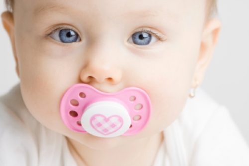 Núm ti giả là vật dụng được khá nhiều cha mẹ sử dụng trong quá trình nuôi con khôn lớn