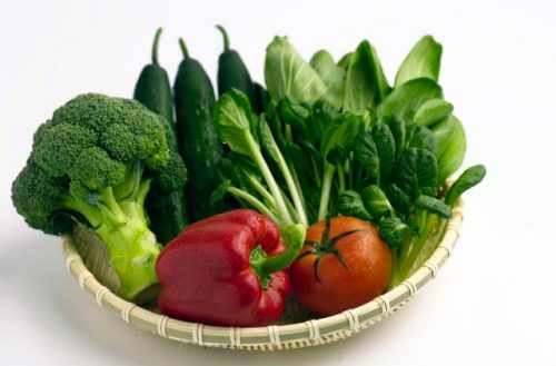mẹ có thể sử dụng rau cải xanh để nấu cháo hoặc bột cho con