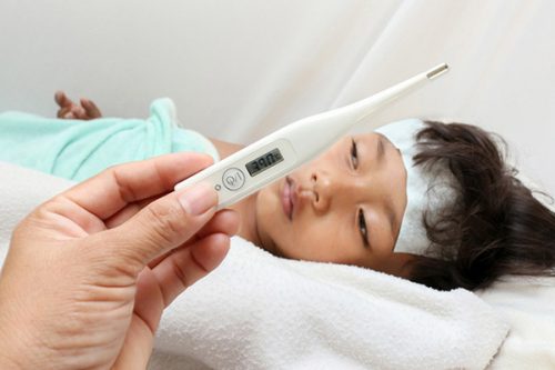 Sốt cao là biểu hiện đầu tiên khi trẻ mắc bệnh