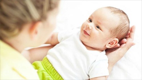 Khi trẻ được 1 tháng tuổi mẹ nên chú ý trong cách vệ sinh cho con