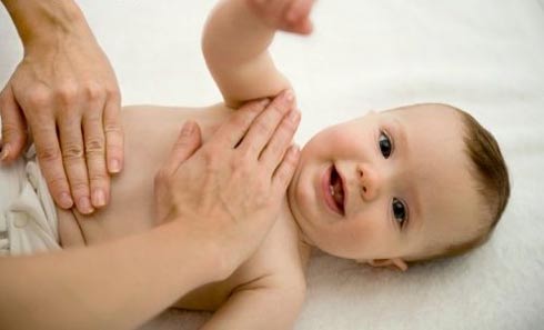 Mẹ có thể trị chứng táo bón cho con trẻ bằng cách masage