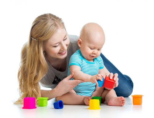 Bên cạnh việc chơi cùng con cha mẹ cũng nên để con chơi một mình