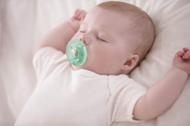 Dùng ti giả giúp con trẻ ngủ sâu giấc hơn
