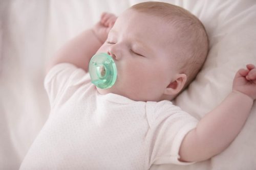 Dùng ti giả giúp con trẻ ngủ sâu giấc hơn