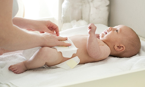 Chăm sóc trẻ sơ sinh bị táo bón