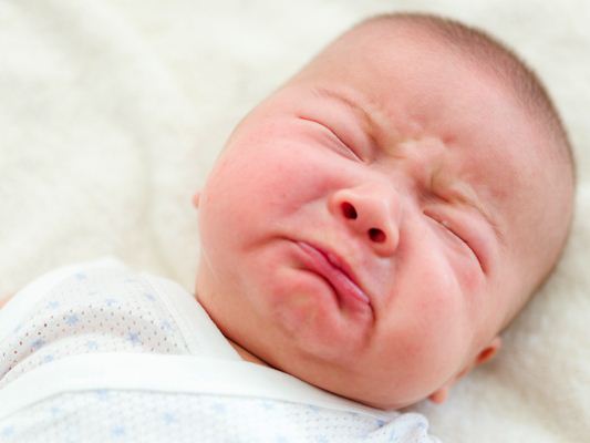 Trẻ sơ sinh giật mình trong khi ngủ