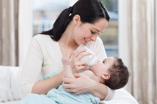 Bước sang tháng thứ 5- 6 mẹ nên cho con bắt đầu làm quen với đồ ăn dặm