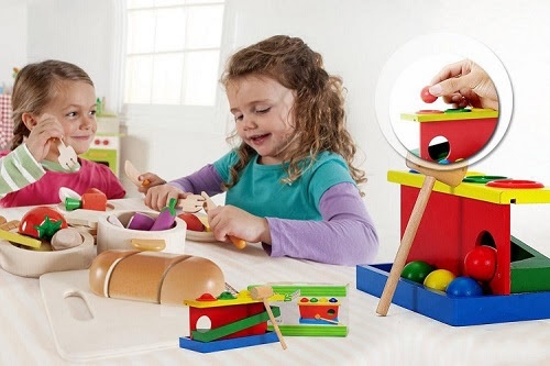 Lớn hơn một chút bạn nên tặng cho trẻ những món đồ chơi thiên về phát triển trí tuệ