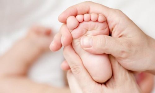 Vài động tác nắn chân tay lúc ngủ dậy giúp con sở hữu vóc dàng mảnh mai