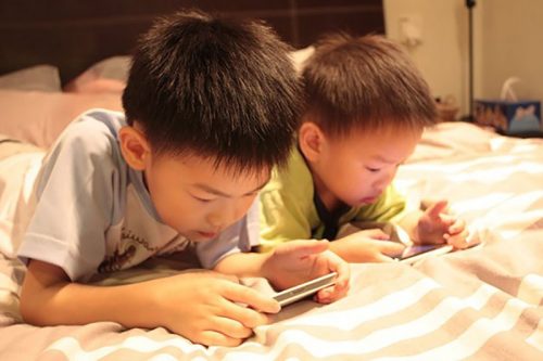 Cuống sống của trẻ sẽ bị ảnh hướng khi con dùng điện thoại thường xuyên