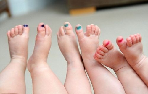 Ngày ngay rất nhiều bà mẹ tin vào việc xem ngấn chân cho con để dự đoán giới tính