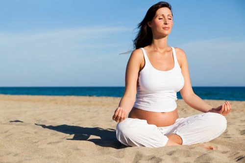 Tập yoga giúp giảm căng thẳng sau khi mang bầu