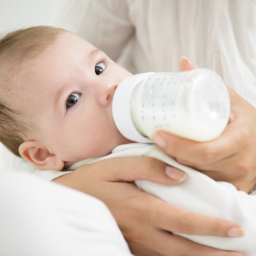 Cần cho trẻ bú đúng cách để giảm tối đa lượng không khí lọt gây sôi bụng ở trẻ 