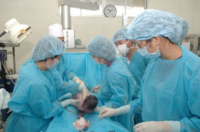 Bé chào đời gãy xương đòn, trách nhiệm có thuộc về đội ngũ y bác sĩ